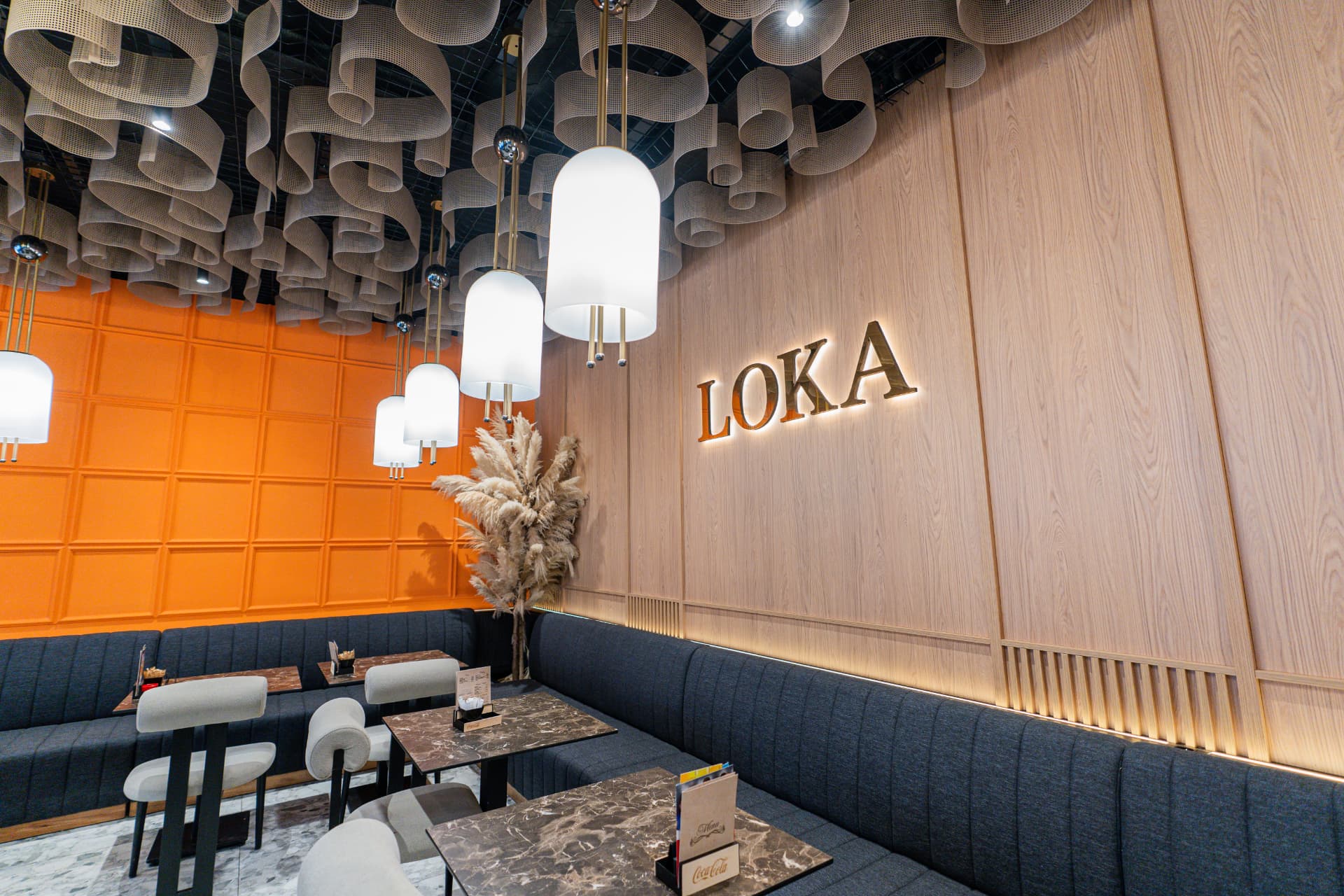 Enterijer LOKA restorana sa dekorativnim stropom